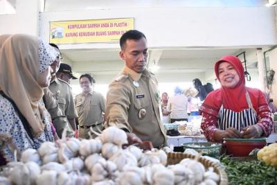 Sidak Pasar, Bupati Batang Temukan Harga Bawang Putih Melonjak