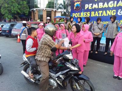 Bhayangkari Cabang Batang Berbagi Takjil