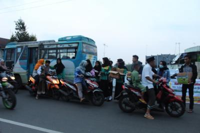 Rayakan Kelulusan, Pelajar di Batang Berbagi Takjil