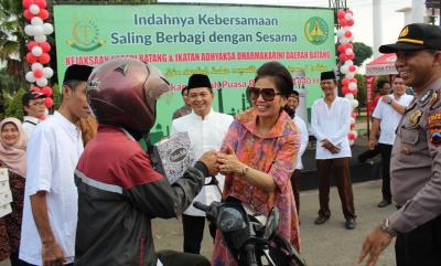Indahnya Ramadhan, Kajari Batang Bagi Takjil dan Pelayanan Hukum 