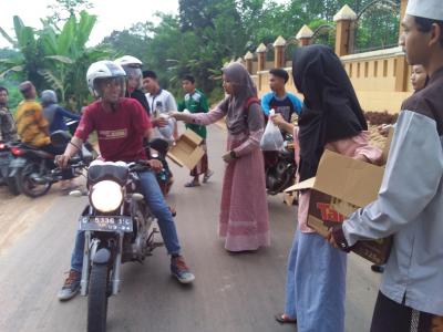 Rayakan Kelulusan, Pelajar SMPN 8 Batang Bagikan Takjil