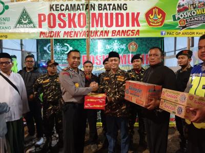 Kapolsek Batang Kota Bagikan Rompi Kepada Banser