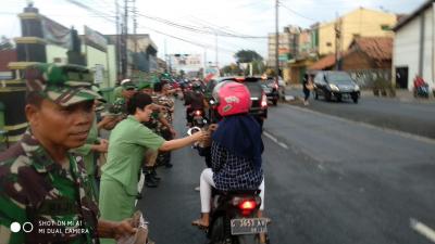 Kodim 0736/Batang Bersama FKPPI Bagikan Takjil Kepada Pemudik 