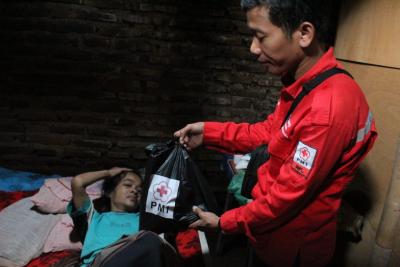 Relawan PMI Batang Berbagi Bingkisan Lebaran 