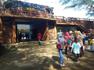 Ribuan Pengunjung Banjiri Batang Dolphins Center Saat Lebaran