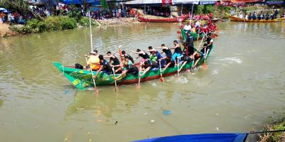 Lomba Dayung Tradisional Meriahkan Lebaran di Batang