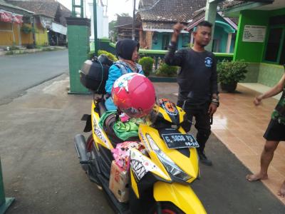 Alami Kelelahan, Pasangan Difabel Diantar Personel Kodim 0736/Batang 