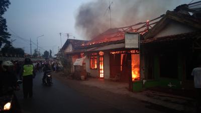 Si Jago Merah Mengamuk di Depan Stasiun Lama Batang