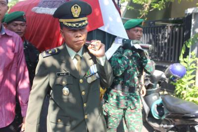 Bentuk Belasungkawa, Kasdim Batang Pikul Jenazah Serma Purnawirawan Darmin 