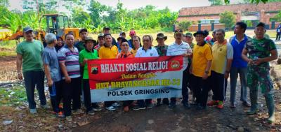 Polsek dan Koramil Gringsing Siapkan Lahan Parkir Bagi Pengantar Calhaj