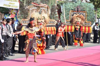Paramotor, Reog,dan Tong â€“ Tong Prek, Meriahkan HUT Bhayangkara Ke-73 di Batang 