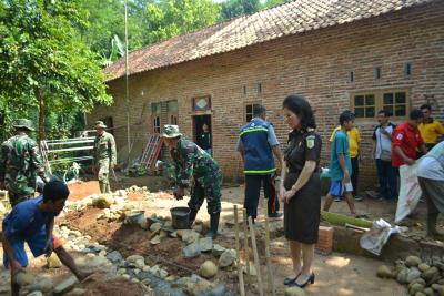 Kejari Bersama PMI Batang Bedah RTLH