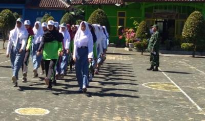 Koramil 04/Bawang Latih Paskibraka