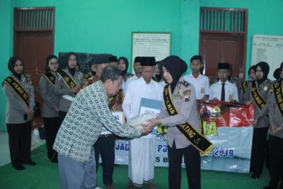 Polwan Batang Jalin Keakraban dengan Warga Panti Asuhan